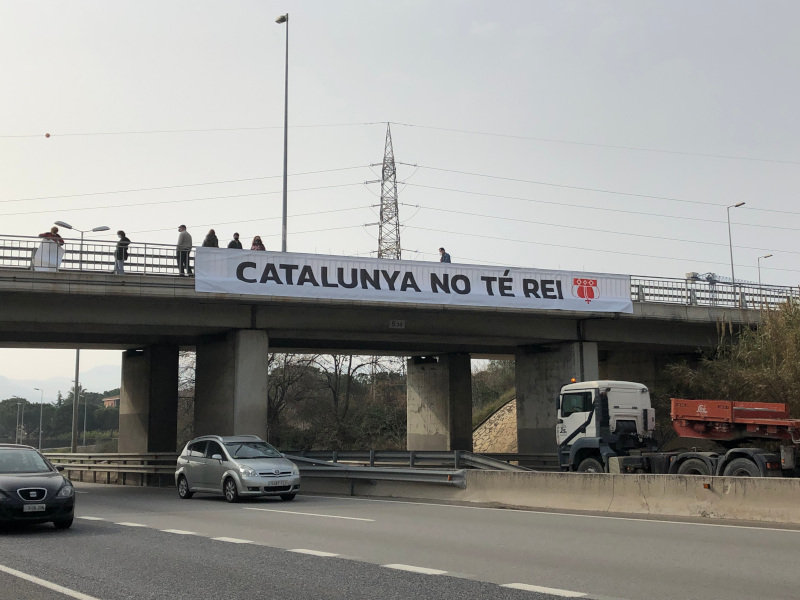 A banner reading 'Catalonia has no king' hung above AP-7 highway, on March 5, 2021 (by Alan Ruiz Terol)
